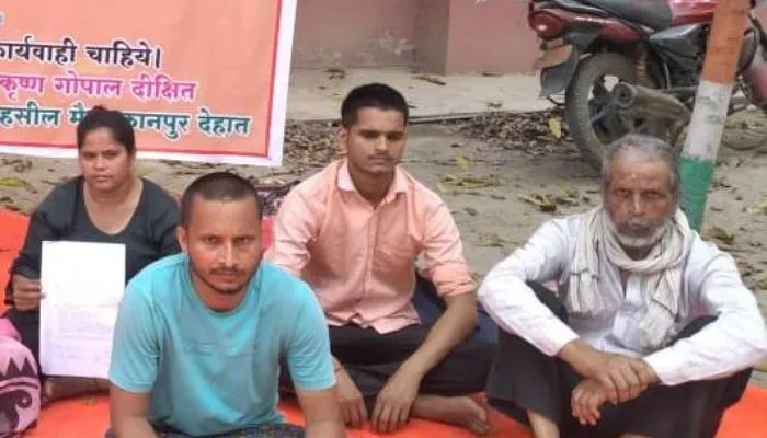 Kanpur Dehat Madauli Incident: मड़ौली कांड में पीड़ित परिवार कलक्ट्रेट में अनशन पर बैठा, बोले- कब पूरा होगा वादा