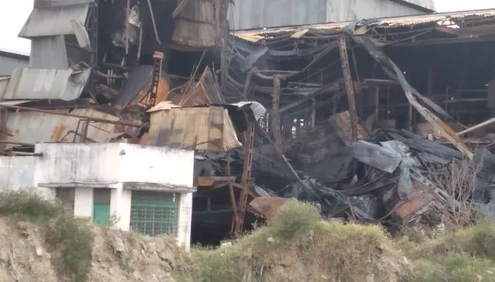 Kanpur Dehat Fire : आग से जली वनस्पति फैक्ट्री में चार दिन बाद भी निकल रहा धुआं, फिर से भड़कने की आशंका