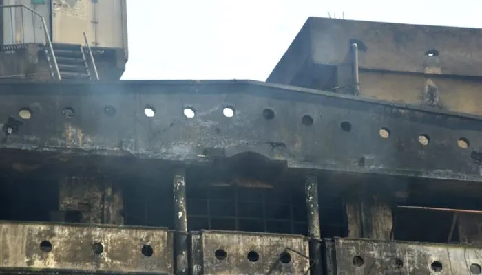 Kanpur Fire : भभकती इमारतों के ठंडा होने का इंतजार, मुख्य सचिव व मंत्री के आने की सूचना पर तैनात रहा प्रशासन