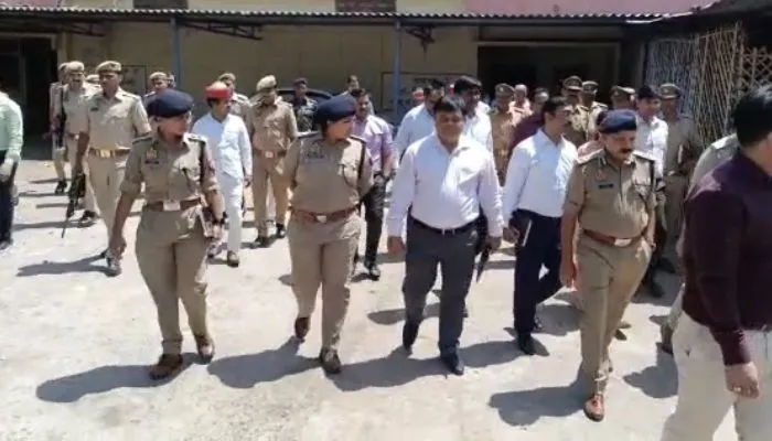 UP Kanpur Nikay Chunav 2023 : पुलिस कमिश्नर समेत तमाम अफसरों ने नौबस्ता गल्ला मंडी स्ट्रांग रूम का किया निरीक्षण