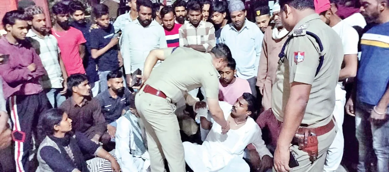 गदरपुरः थानाध्यक्ष पर लगा बुजुर्ग से अभद्रता का आरोप, गुस्साए लोगों ने घेरा थाना