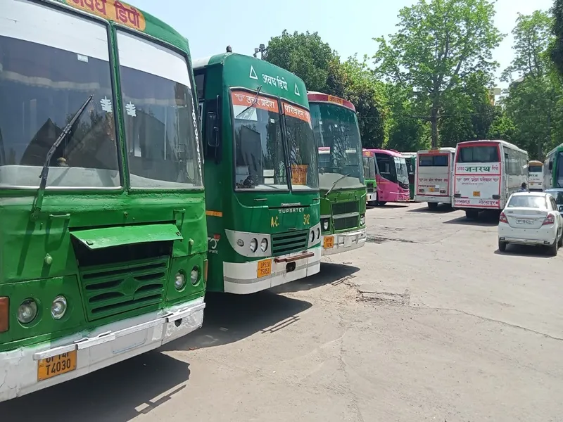 लखनऊ:  रोडवेज के चालक और परिचालकों ने किया चक्का जाम, बे 'बस' हुए यात्री