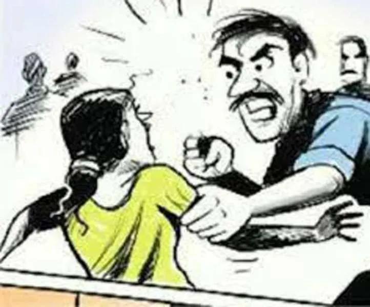 पीलीभीत: गुस्साए प्रेमी ने पहले रिश्ता तोड़ा, फिर प्रेमिका को पटक-पटककर पीटा...जानिए क्यों