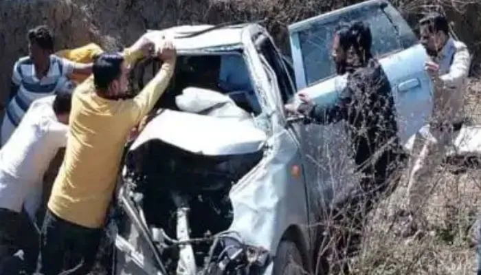 Mahoba Accident : स्कार्पियों और कार की आमने-सामने भिड़ंत, हादसे में तीन की मौत, परिजनों में मची चीख-पुकार