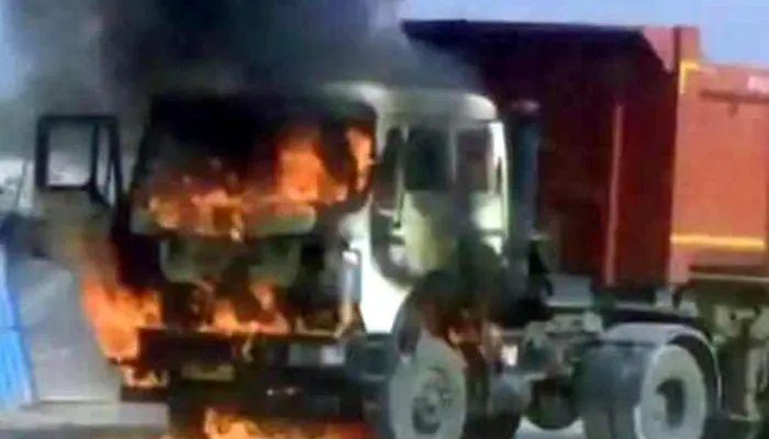 Mahoba Fire : ढाबे के पास खड़े डंपर में लगी आग, धूं-धूं कर जलता देख लोगों में मची अफरा-तफरी