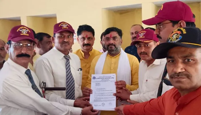 Mahoba: सत्तर दिनों से चल रहे धरने के बाद भी सरकार खामोश, पूर्व सैनिक कल्याण एसोसिएशन ने सांसद को सौंपा ज्ञापन