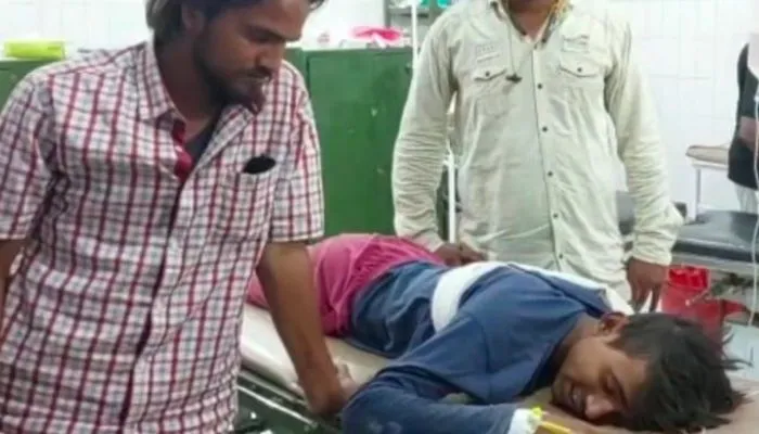 Mahoba News : दबंगों ने मारपीट के बाद किशोर को मारी गोली, घटना को अंजाम देकर आरोपी मौके से फरार