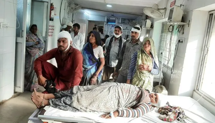 Mahoba News: दो पक्षों में जमकर कुल्हाड़ी और लाठी-डंडे चले, खेत में लोगों के गिरने से मची चीख-पुकार, 20 घायल