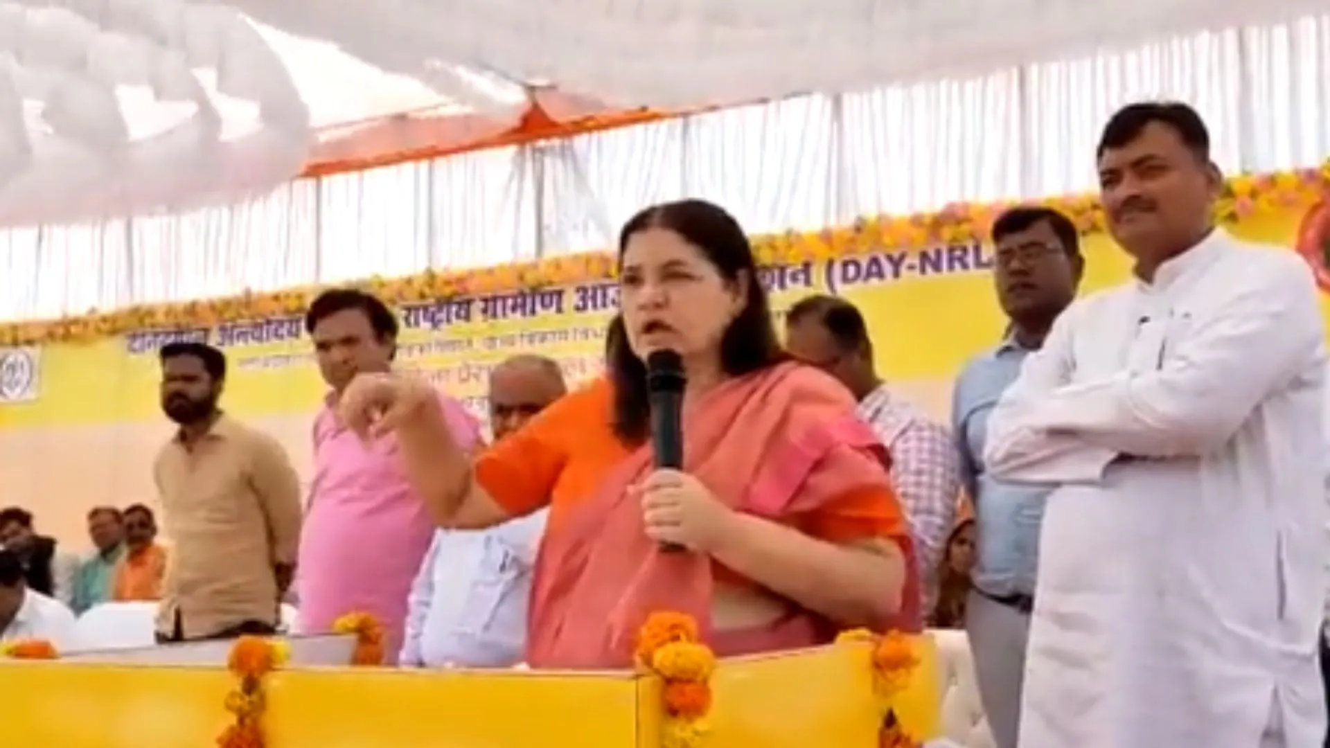 VIDEO : मेनका गांधी बोलीं- औरत के शरीर को सुंदर रखता है गधे के दूध का साबुन, क्लियोपैट्रा इससे नहाती थीं 