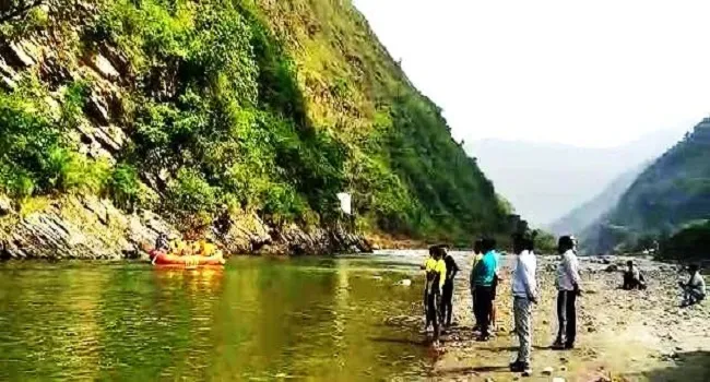 गरमपानी: कोसी नदी में खतरे की डूबकी लगा रहे पर्यटक 