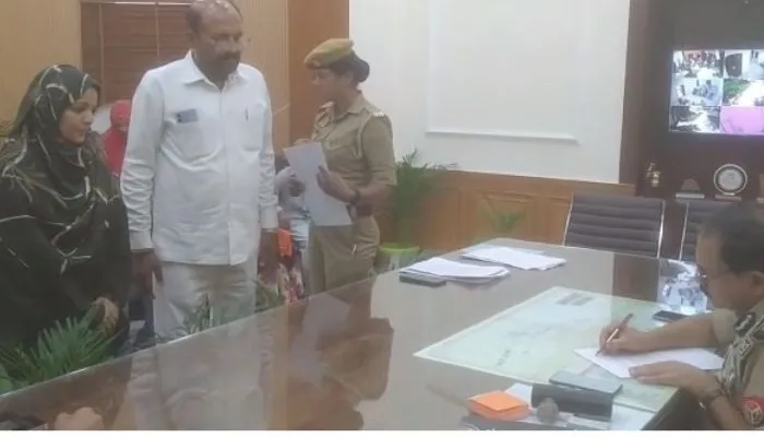 Atiq Ahmed हत्याकांड के बाद Irfan Solanki की पत्नी नसीम पहुंची पुलिस कमिश्नर के पास, बोली- सर! सुरक्षा चाहिए