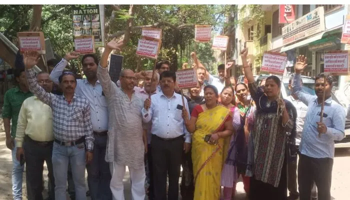 Kanpur: नहर सफाई न होने से नाराज लोगों ने किया चुनाव का बहिष्कार, बोले- 100 परिवार नहीं करेंगे मत का प्रयोग