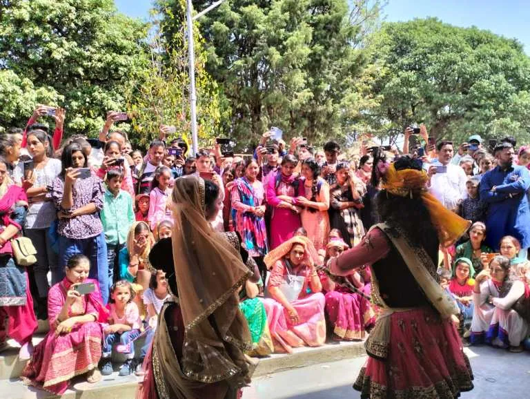 पौड़ी गढ़वाल: डांडा नागराजा में उमड़ा आस्था का सैलाब और सात मुखी शेष नाग….खेला पासो