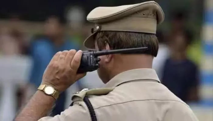 Unnao News : नशे में धुत होकर पुलिस कर्मी कर रहा गाली-गलौज, SP Office के पीछे का वीडियो वायरल