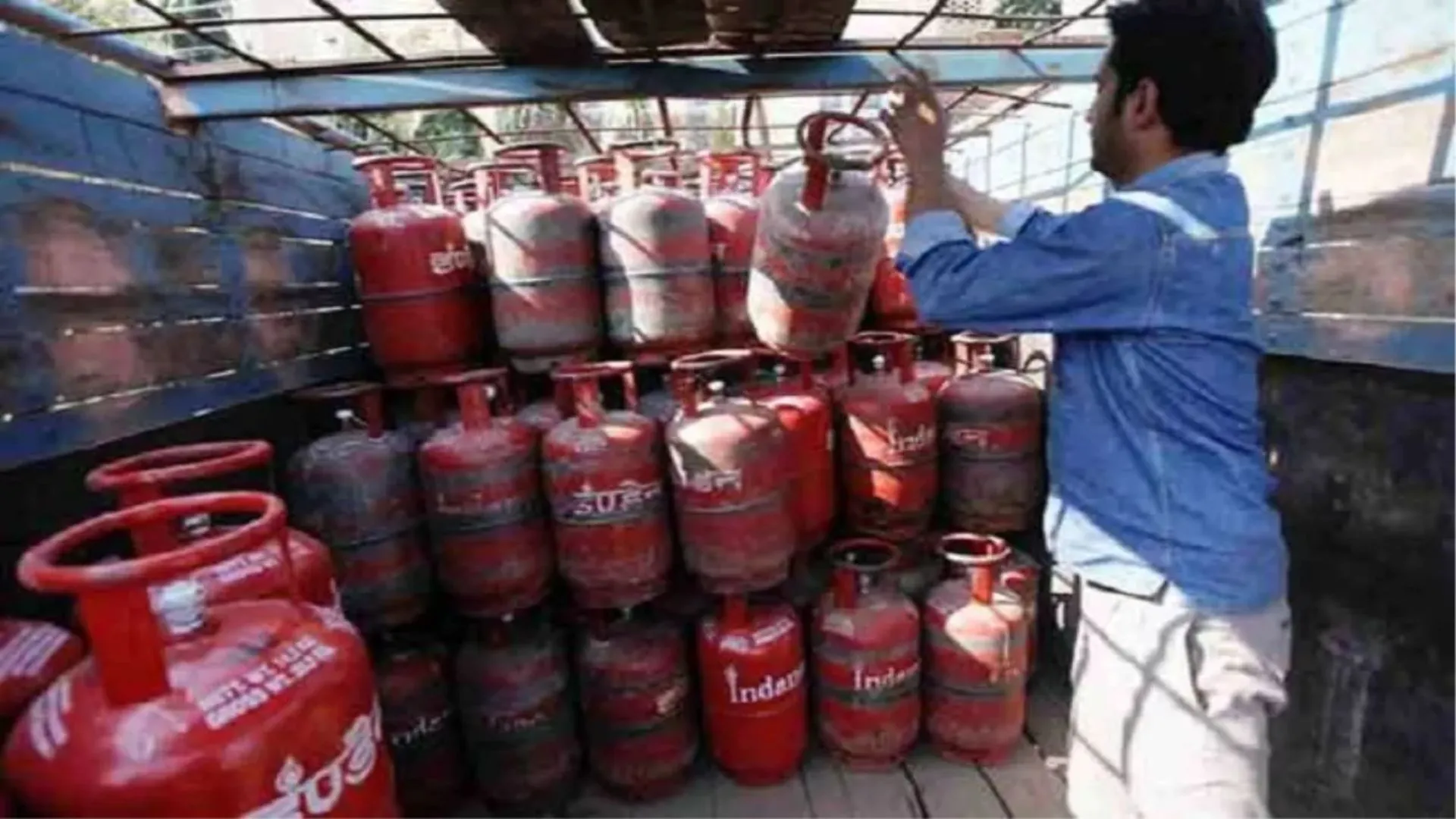LPG Cylinder Price : एलपीजी सिलेंडर की कीमतों में भारी कटौती, जानिए कितना कम हुआ दाम