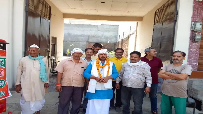 Nagar Nikay Chunav 2023 : अलीगढ़ में ई-रिक्शा के ऊपर बैठकर पार्षद प्रत्यासी पहुँचा पर्चा भरने, कभी जूतों की माला पहन किया था प्रचार