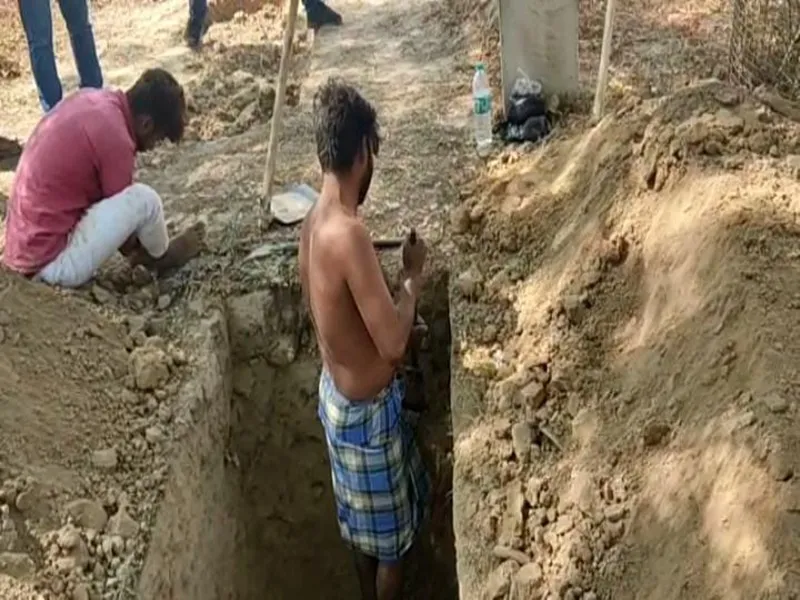 Asad Encounter: अतीक के पैतृक गांव में दफनाया जाएगा असद का शव