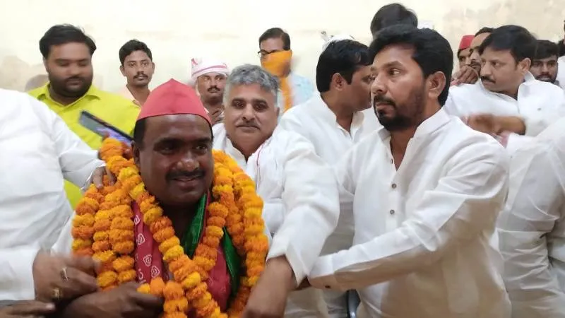 संत कबीर नगर : सपा जिलाध्यक्ष ने निर्दलीय प्रत्याशी जगत जायसवाल को समर्थन देने का किया एलान, कार्यकर्त्ता हैरान