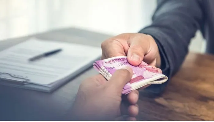 Kannauj: तीन लेखपालों ने 10 लाख लेकर कर दी गलत पैमाइश, पीड़ित के नहीं देने पर विपक्षी से लिए, जानें- पूरा मामला