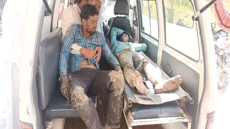 संभल: अनियंत्रित होकर पलटा ट्रैक्टर, बच्चे की मौत, पांच घायल