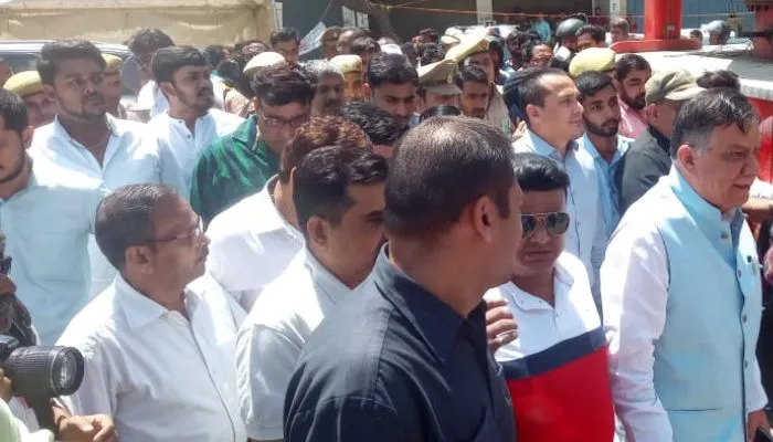Kanpur Fire: विधानसभा अध्यक्ष Satish Mahana पीड़ित व्यापारियों से मिलने पहुंचे,  दुकानों से उठ रहा धुआं