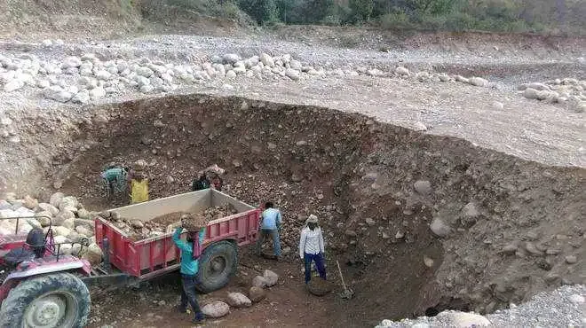 हल्द्वानी: गौला-नंधौर नदी में पंजीकृत वाहनों से कराया जा रहा ओवरलोड