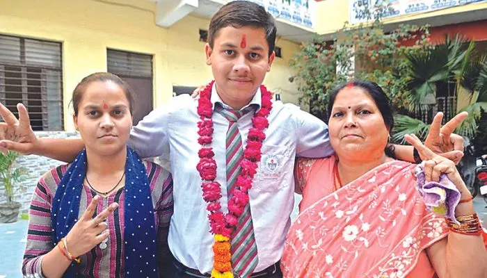 UP Board Result 2023: पिता करते मजदूरी, बेटे की IAS बनने की तमन्ना, यहां पढ़ें- टॉपर्स की जुबानी