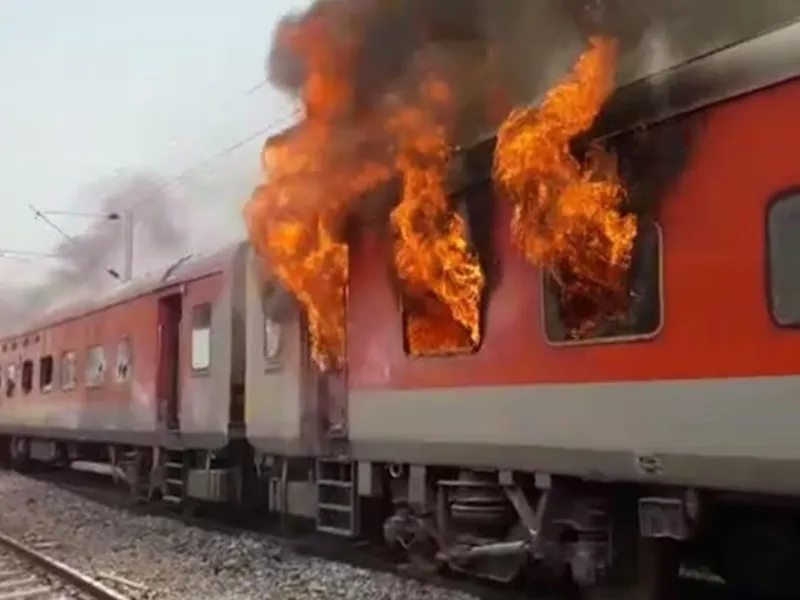 ट्रेन आगजनी घटना: केरल के डीजीपी ने अधिकारियों को जांच विवरण एनआईए को सौंपने का निर्देश दिया 
