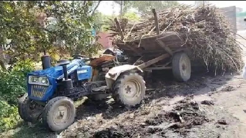 मुरादाबाद: ट्रक ने गन्ना लदे ट्रैक्टर को मारी टक्कर, चालक ने कूद कर बचाई जान 