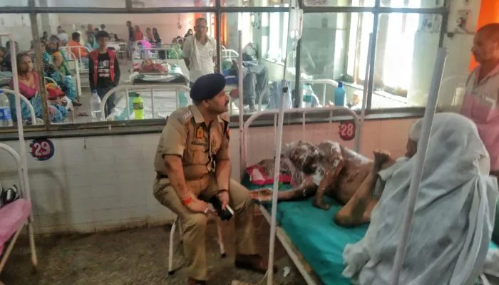 Unnao News: बुजुर्ग ने खुद पर डाला पेट्रोल, पीड़ित बोला- पड़ोसी ने जमीन पर किया कब्जा, पुलिस ने नहीं की सुनवाई