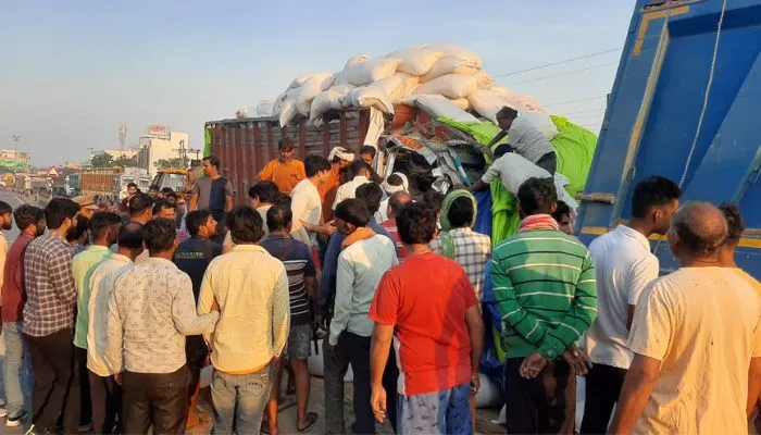 Lucknow Kanpur Highway पर Unnao में पंचर डंपर में ट्रक टकराने से दो की मौत, भीषण जाम से जूझे राहगीर