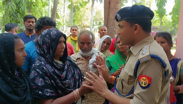 मौरावां कांड : फरार आरोपियों के परिजन पहुंचे कलेक्ट्रेट, पुलिस चार आरोपियों को भेज चुकी जेल