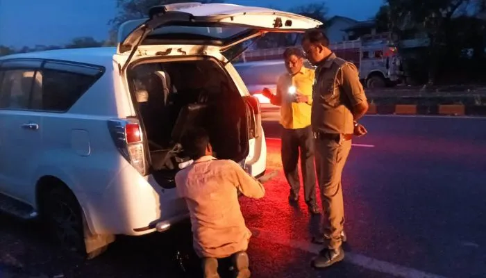 Lucknow Kanpur Highway पर Unnao में हाइवे पर महिला विकास मंत्री बेबी रानी मौर्य की कार के फटे टायर, मचा हड़कंप