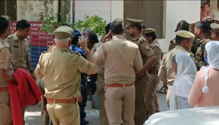 Unnao News : अचानक एसपी ऑफिस पहुंची युवती ने खुद पर डाला पेट्रोल, पुलिसकर्मियों के फूले हाथ-पांव, जाने- वजह