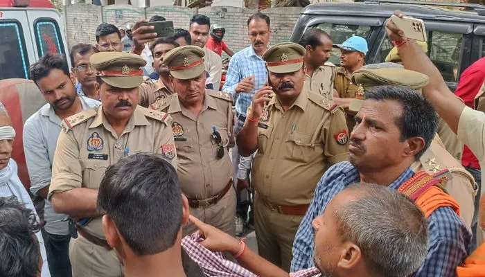 Unnao News : आत्मदाह के प्रयास में झुलसे बुजुर्ग की लखनऊ में हुई मौत, कलेक्ट्रेट में परिजनों ने किया हंगामा