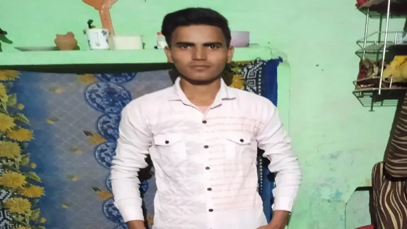 संभल: ईंट लदी ट्रैक्टर-ट्राली के नीचे दबकर इकलौते बेटे की मौत