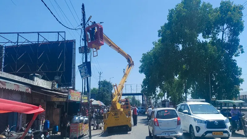 रामपुर: हाइवे पर लगी 240 तिरंगा स्ट्रीट लाइटों में 60 बंद मिलीं, दो फर्मों को नोटिस