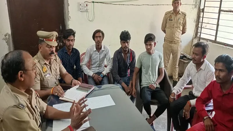 संभल : शोभायात्रा निकालने पर अड़े बजरंग दल कार्यकर्ताओं की पुलिस से नोकझोंक