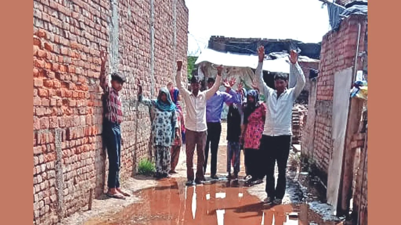 बाजपुरः जलभराव से गुस्साए लोगों ने किया प्रदर्शन, लगाये नारे, समाधान न होने पर आंदोलन की चेतावनी 