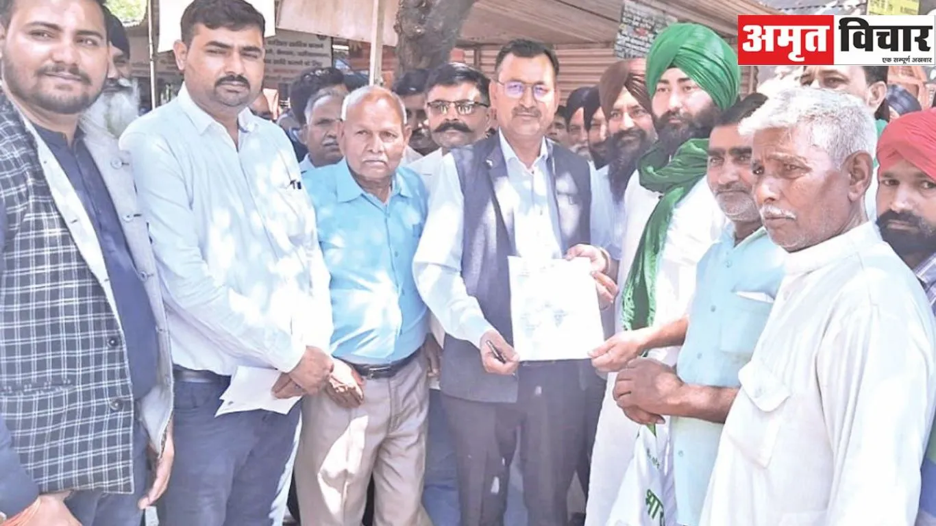 काशीपुरः किसानों ने मुआवजे की मांग को लेकर तहसीलदार का किया घेराव