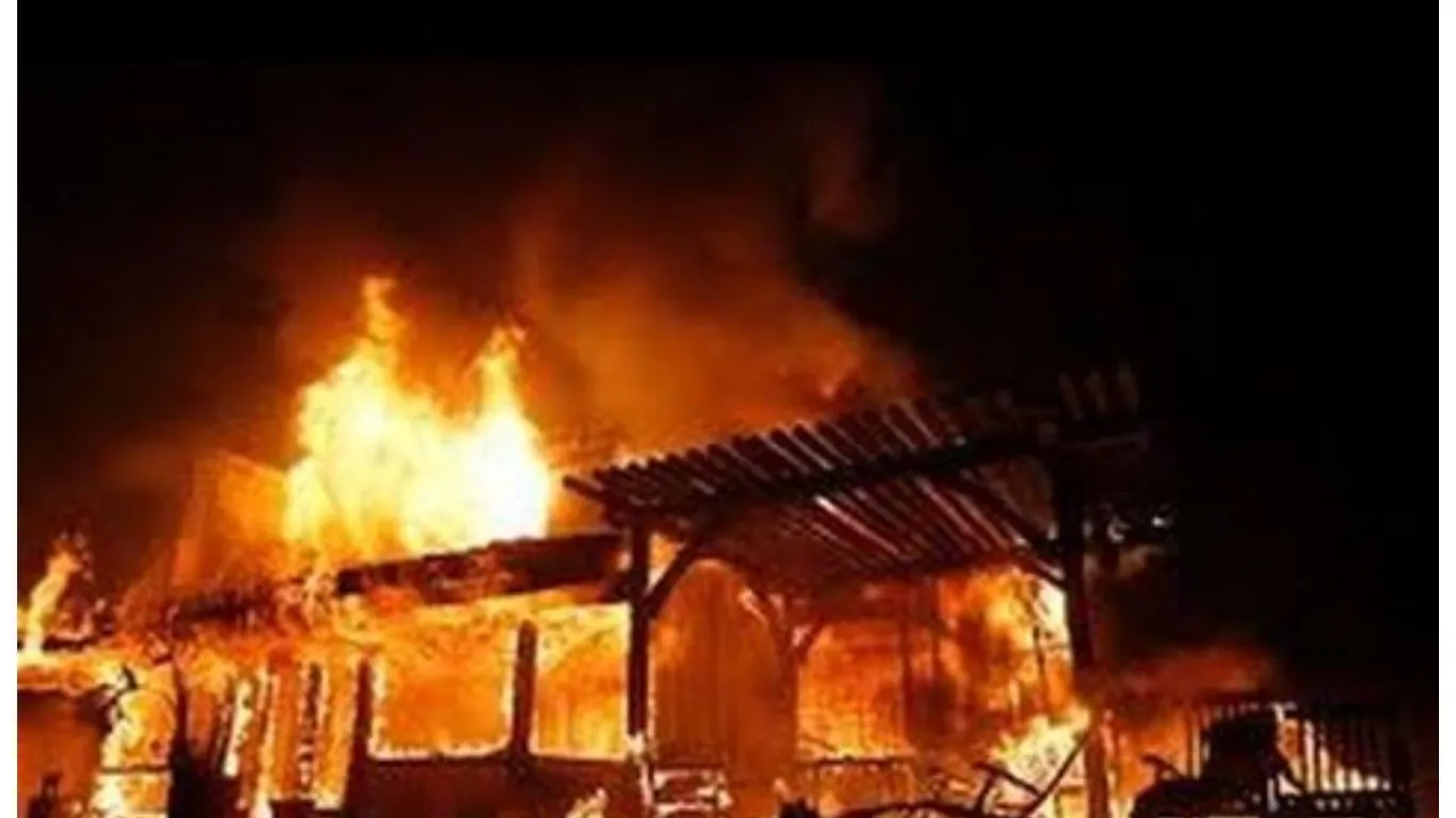 Kashipur Fire: गोशाला में आग लगने से दो मवेशी व एक युवक झुलसा, इलाज जारी, तहसीलदार ने किया घटनास्थल का निरीक्षण