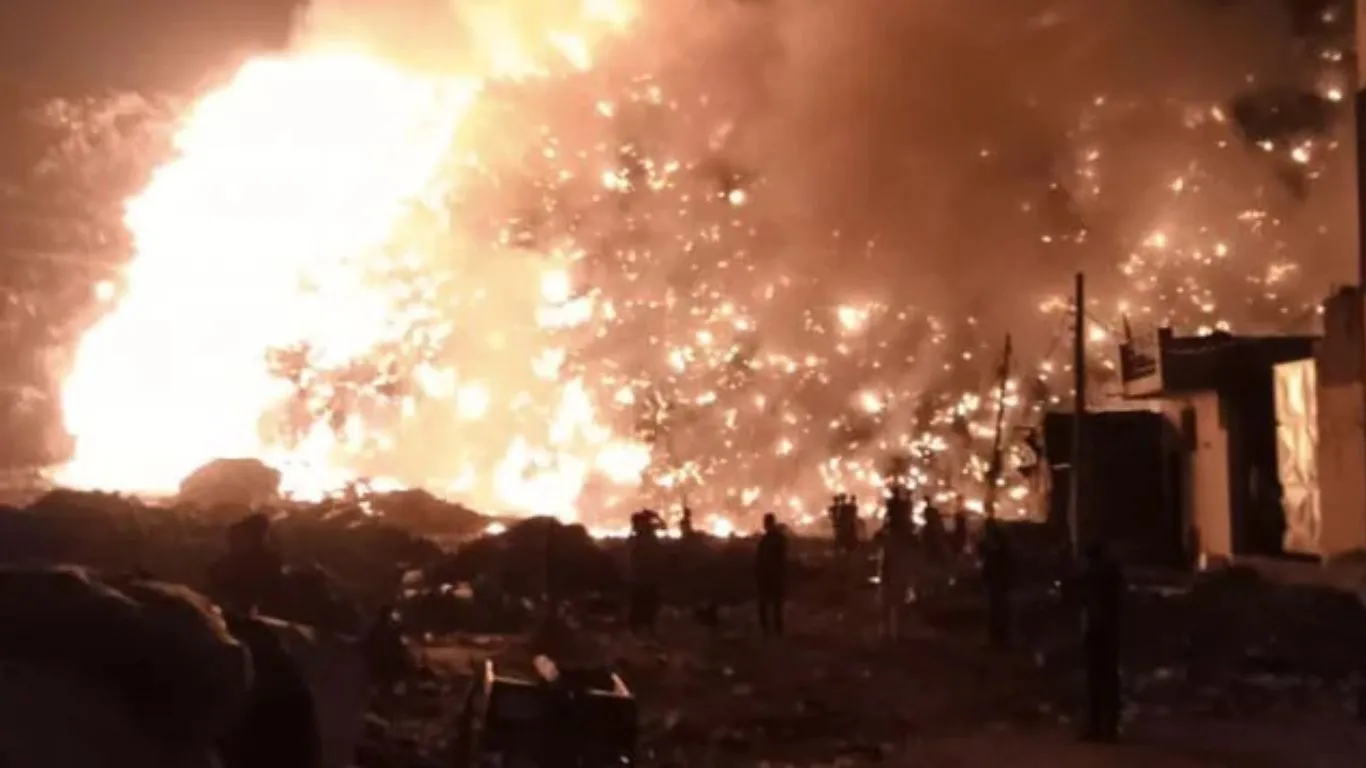 Bajpur News: झोपड़ी में आग लगने से सामान जलकर राख, एक मवेशी की भी मौत