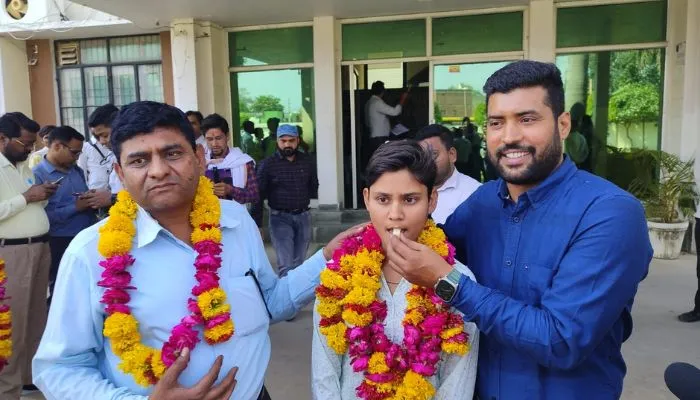 UP Board Result 2023: Etawah में दो इंटर व एक हाईस्कूल के मेधावी ने किया टॉप, सेना में हो बेटियां, एनडीए लक्ष्य…