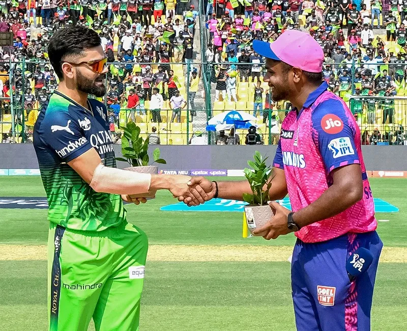 IPL 2023 RCB vs RR :  राजस्थान ने टॉस जीतकर आरसीबी के खिलाफ चुनी गेंदबाजी, ग्रीन जर्सी में उतरी विराट कोहली की टीम