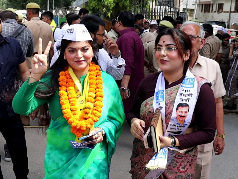 लखनऊ: 'आप' मेयर उम्मीदवार अंजू भट्ट ने किया नामांकन, कहा- वाटर टैक्स माफ और हाउस टैक्स होगा हॉफ 