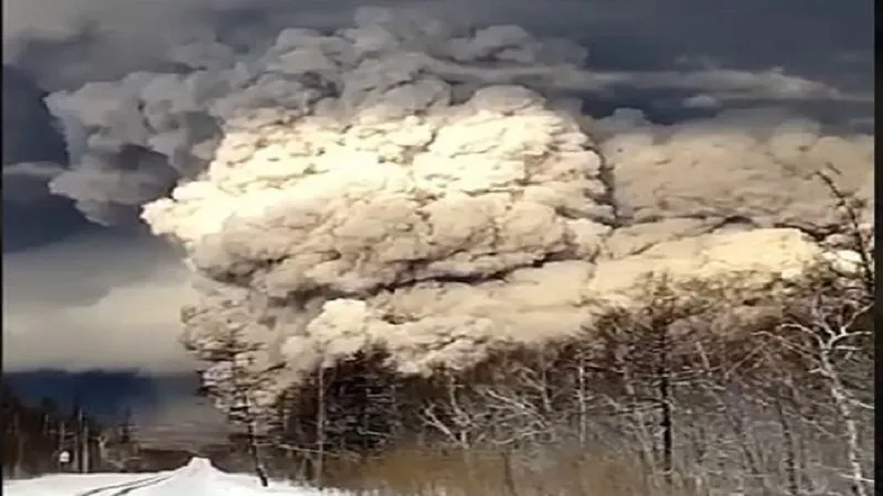 Shivluch Volcano: रूस के सुदूर पूर्व में ज्वालामुखी फटा, 15 किमी तक फैला राख का ढेर... विमानन के लिए पैदा हुआ खतरा