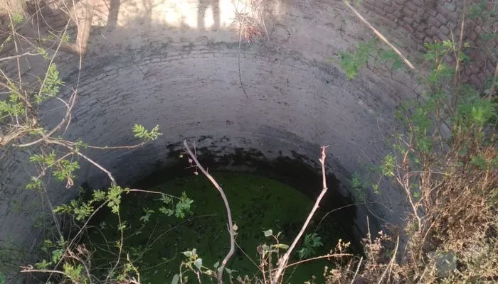 Banda News : 14 माह की बेटी को लेकर मां कुंए में कूदी, घरेलू विवाद बना दो मौतों की वजह