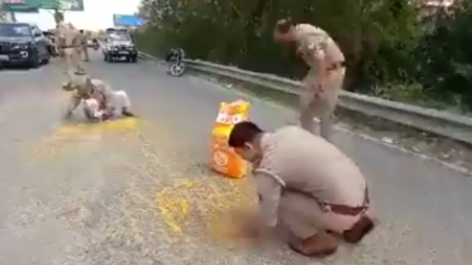 VIDEO : UP Police का मानवीय चेहरा सोशल मीडिया पर वायरल, सड़क पर बिखर गई बुजुर्ग की दाल को अपने हाथों से समेटा