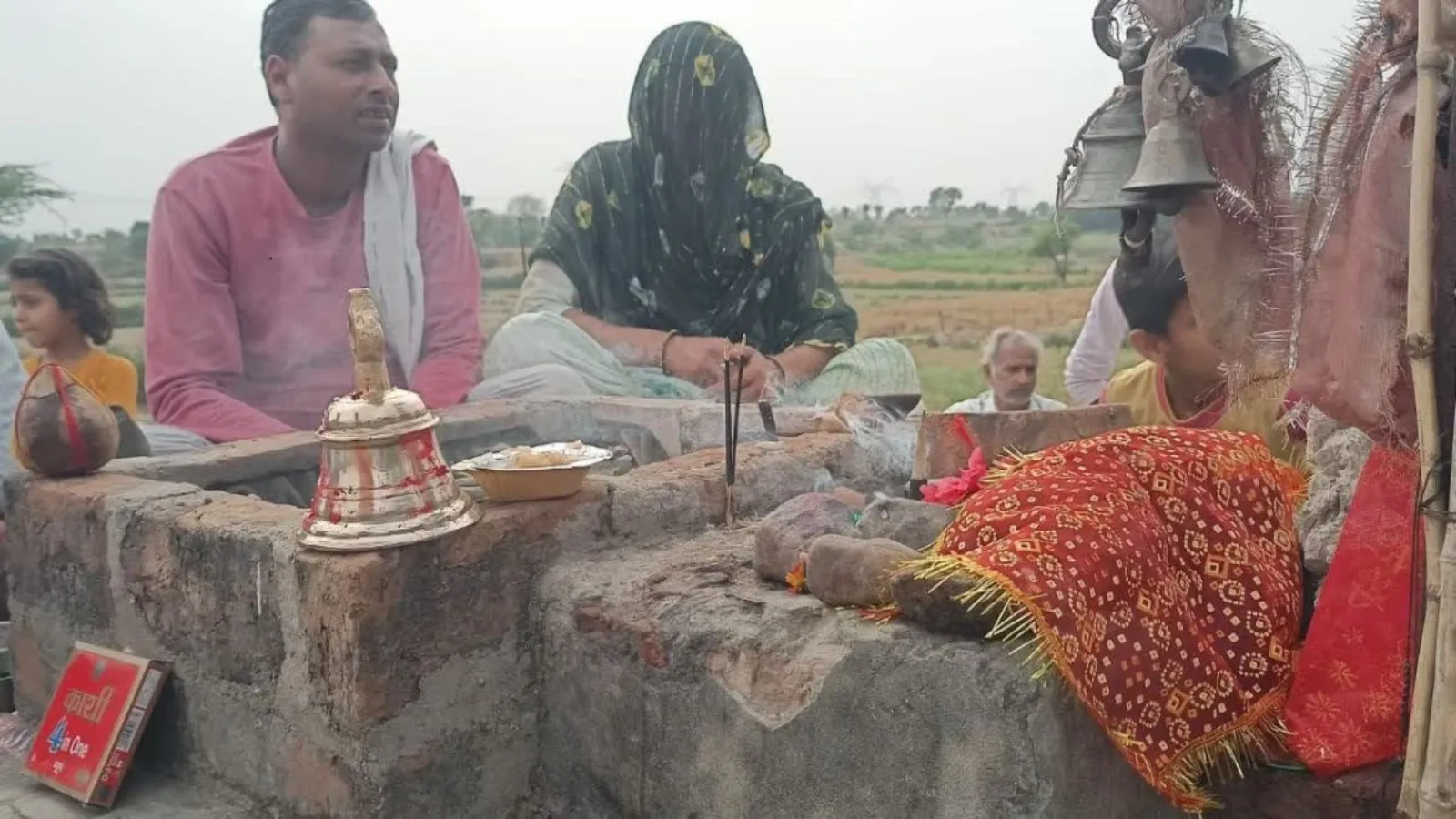UP : बेटा 17 साल बाद अपहरणकर्ताओं के चंगुल से सही सलामत लौटा तो मुस्लिम परिवार ने देवी मंदिर में चढ़ाया घंटा 