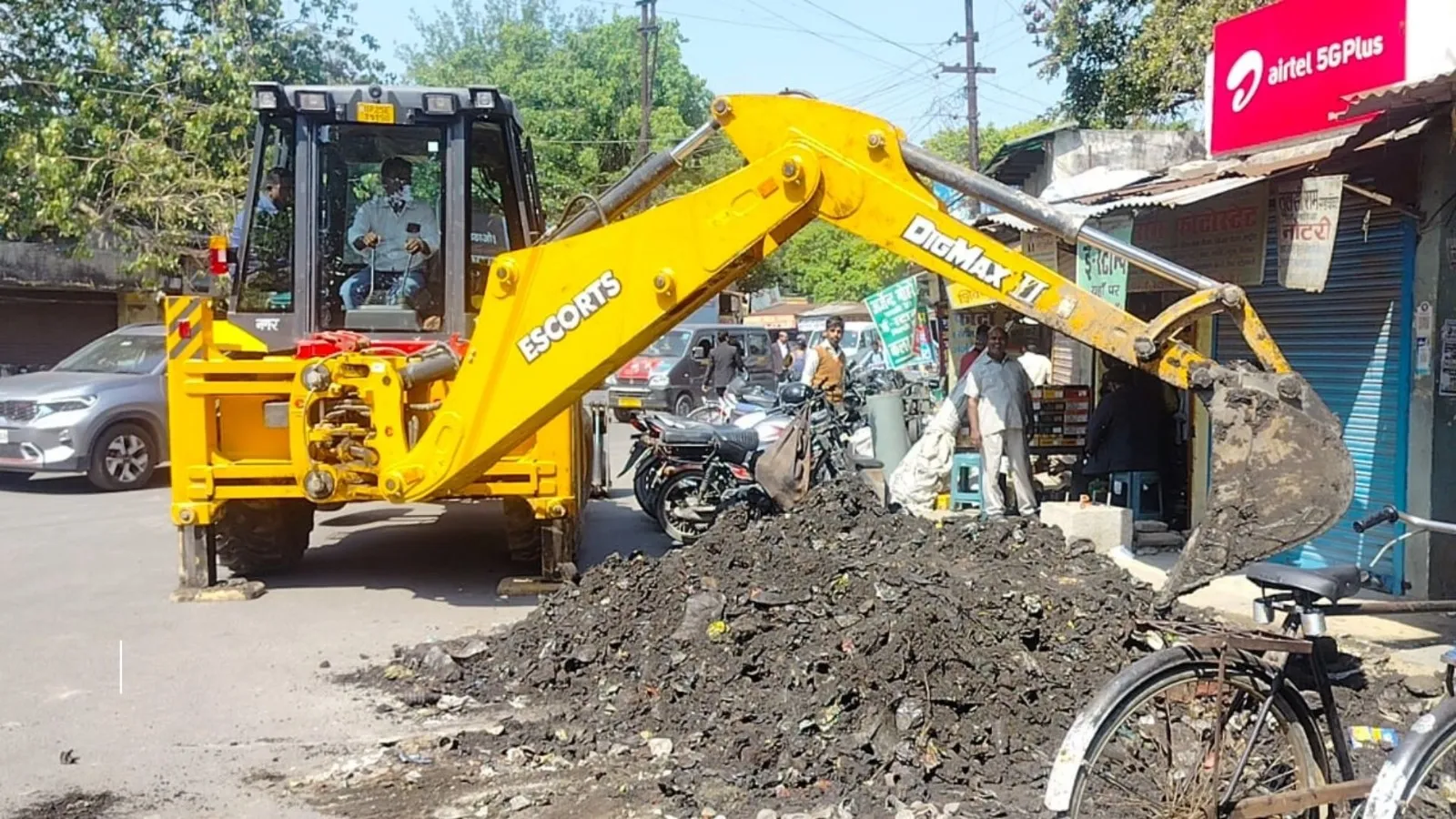 बरेली : बरसों पुराने नाले पर अधिवक्ताओं ने बना लिए चेंबर, नालों के ऊपर बनीं दुकानों को तोड़कर सफाई अभियान शुरू 